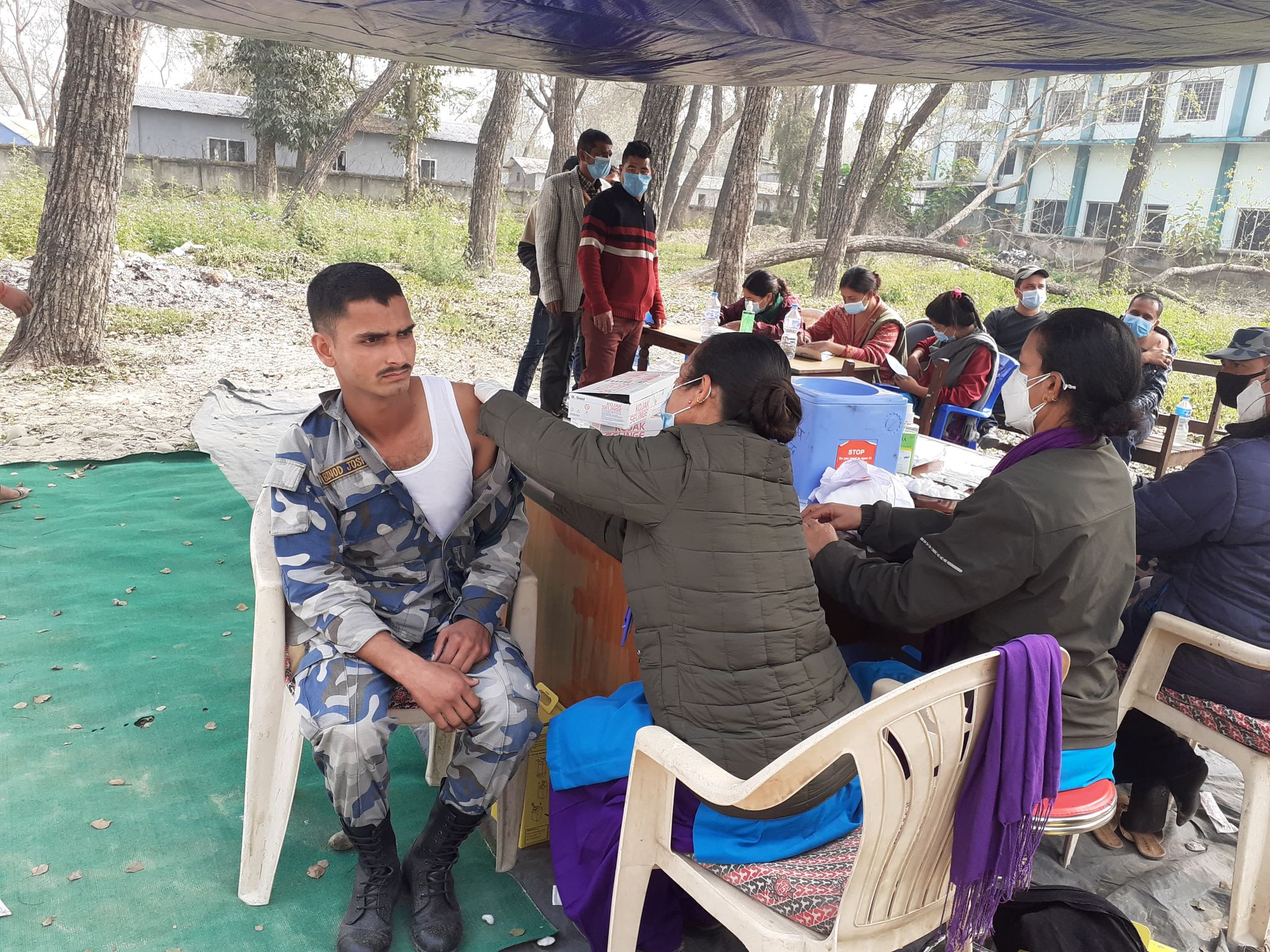खाेप लगाउनेकाे भीडबाटै काेराेना सर्ने जाेखिम बढेपछि खोप अभियान स्थगित